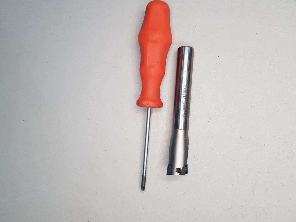 Garant 217160  Çap 25mm  180°  DELİK HAVŞA / PAH FREZE